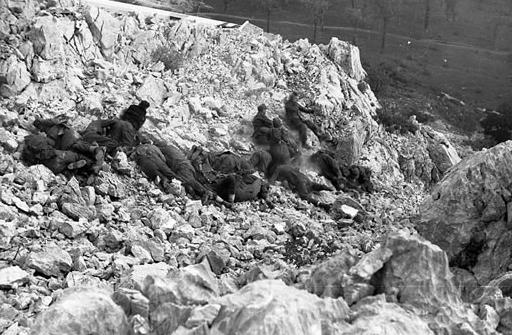 U DOGOVORENOJ PREDAJI UZ OBEĆANJE DA ĆE IM ŽIVOTI BITI POŠTEĐENI, PARTIZANI STRIJELJALI ZAROBLJENIKE TE FOTOGRAFIRALI ZLOČIN