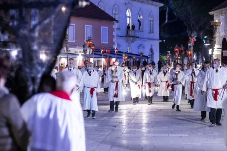 VIŠESTOLJETNA TRADICIJA  Na Hvaru održana tradicionalna procesija ‘Za križen’: ‘Ovo nije folklor’