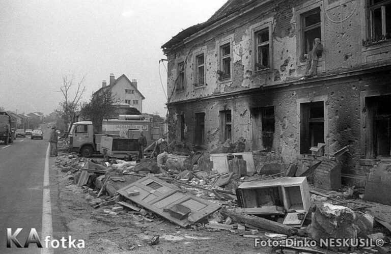 Miki Bratanić: Taj užas koji je prijetio zauzimanjem Karlovca i rušenjem Hrvatske, zaustavljen je na Koranskom mostu. Most je napravljen da spaja ljude, ali baš na tom mostu bilo je potrebno razdvojiti ljude od onih koji to nisu…