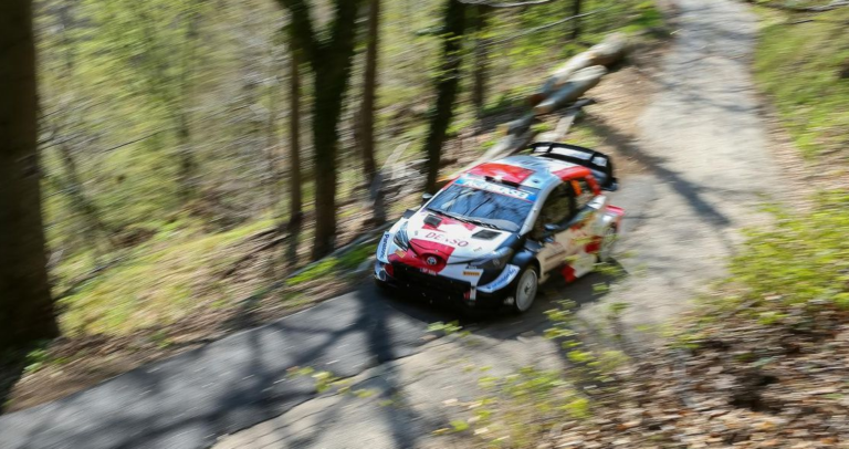 ZAVRŠIO U DUBOKOJ PROVALIJI: Pogledajte kako se razbila mlada reli-zvijezda: Slike iz Hrvatske obilaze svijet, auto u lošem stanju