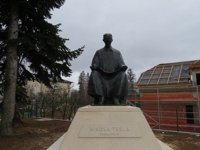 BIO RAZOREN U DOMOVINSKOM RATU: 1200 kilograma težak spomenik Nikoli Tesli nakon 29 godina ponovno u Gospiću.