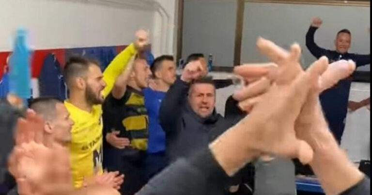 VIDEO: BJELICA PREDVODIO PJESMU, POGLEDAJTE SCENE LUDOG OSJEČKOG SLAVLJA IZ POLJUDSKE SVLAČIONICE