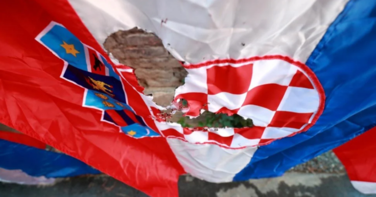 Hrvatska zastava u kontejneru! To nije i ne može biti slučajno, a još je manje „individualni čin“.