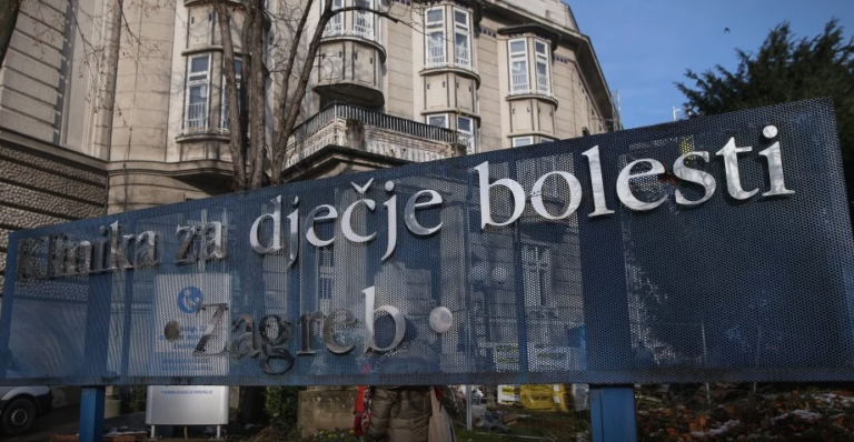 Umrla teško ozlijeđena 2,5 godišnja djevojčica! Vraćanje stradale djevojčice njezinim biološkim roditeljima bila je pogreška…