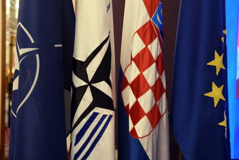 Na današnji dan Hrvatska primljena u NATO
