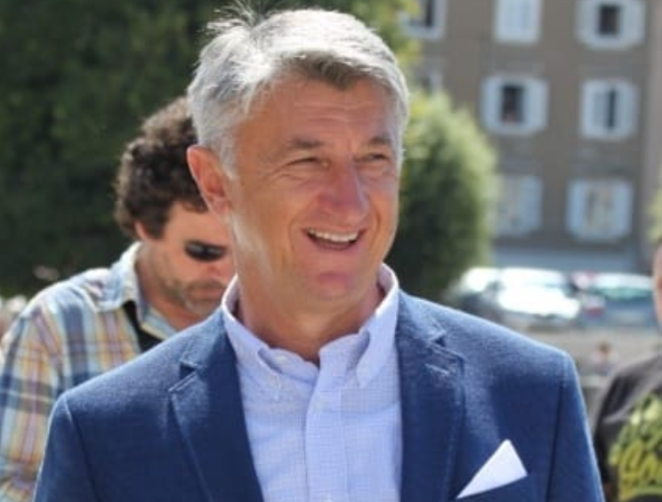 Hrvatski branitelj Longinu: Ne zaslužuješ biti župan!”E pa moj Bobi, sramota te može biti, očito je da ti nisu bitni “mali” ljudi, a ti “mali” ljudi su te tu i postavili, nadam se da će te tako i maknuti.