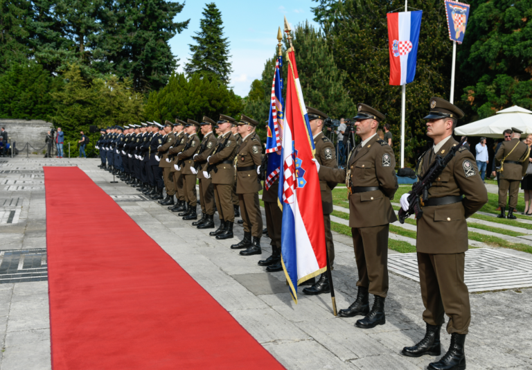 Hrvatski branitelji, Banožić, admiral Hranj i pripadnici i časnici HV, na prijemu kod predsjednika povodom Dana Hrvatske vojske