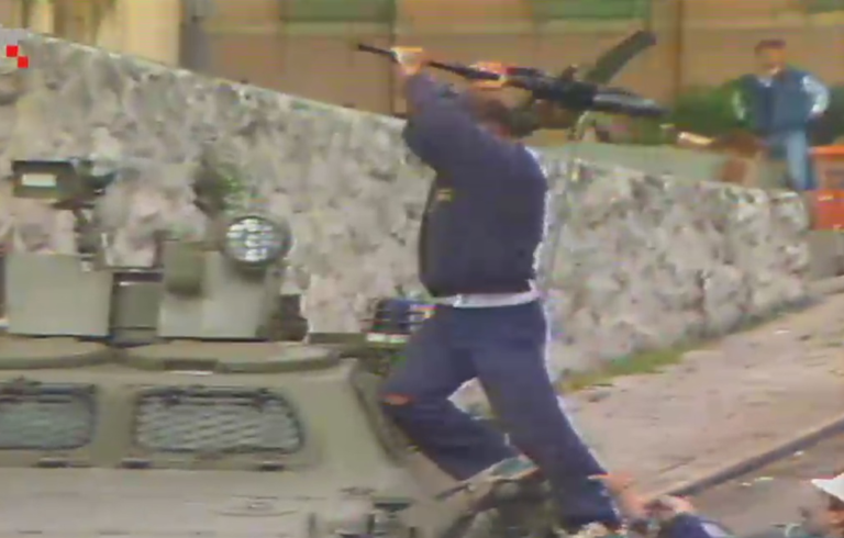 VIDEO Nakon što su Srbi i agresorska JNA već nekoliko dana u blokadi držali hrvatsko selo Kijevo i sprječavali opskrbu bolnice u Vrlici, Split se digao na noge.