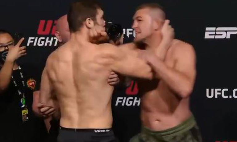 Gadno na UFC vaganju: Zgrabio suparnika za vrat. Osiguranje ih moralo rastavljati