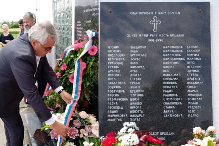 SRAMOTNA SPOMEN PLOČA SRPSKIM AGRESORIMA U SELU POKRAJ VUKOVARA