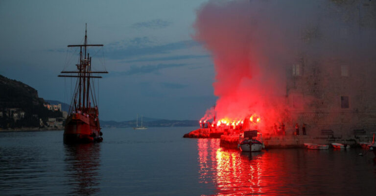 VIDEO: BAKLJADA I DOČEK ZA PAMĆENJE! POGLEDAJTE KAKAV SU SPEKTAKL IGRAČIMA PRIPREDILI NAVIJAČI HAJDUKA