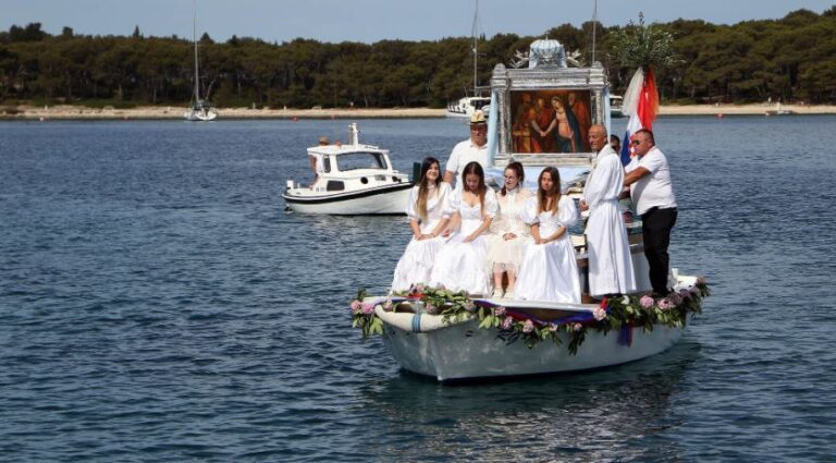 U Rogoznici proslavljena Gospa od Kapelice. Budi Gospe uz nas, naš narod Ti koja si Majka Crkve i svojim zagovorom obnovi radost života