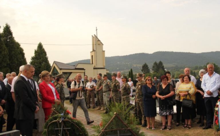 U Bugojnu je obilježena 28. godišnjica ratnih zločina nad Hrvatima. Istodobno, na obližnjem Rostovu u tijeku je potraga za posmrtnim ostacima nestalih bugojanskih Hrvata…