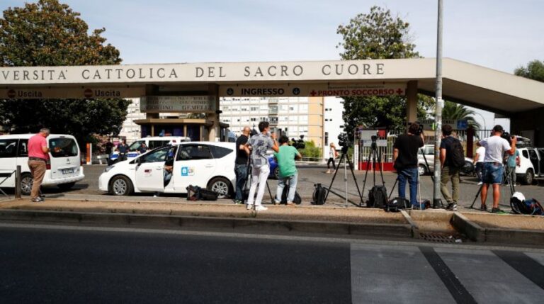 Osjeća se dobro: Papi Franji nakon operacije predstoji sedmodnevni oporavak u bolnici