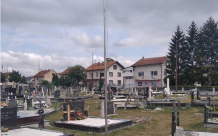 Sa spomenika poginulim braniteljima u po bijela dana nestala zastava hrvatskog naroda