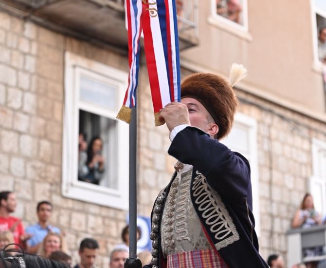 Alkar Mihovil Župa slavodobitnik 306. Sinjske Alke ostvario svoj dječački san! Pozivom slavodobitnika Župe, “Junače, dođi”, Milanović nasmijao sve u publici