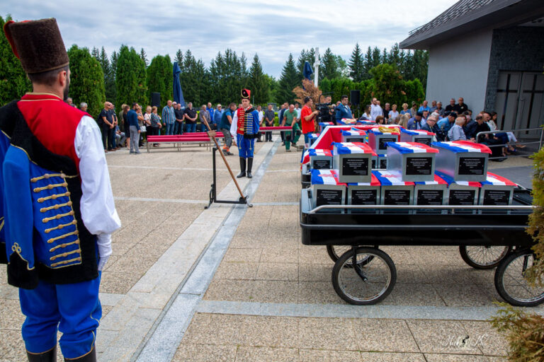 GOSPIĆ Sahranjeni ostaci 102 žrtve komunističkog režima; biskup Križić: Zlo ovdje pokazuje svoje najstrašnije lice