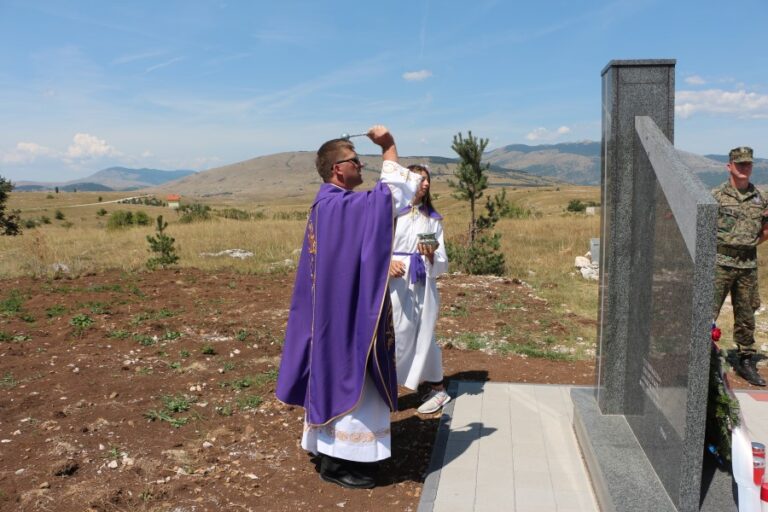 Blagoslovljeno spomen obilježje poginulim članovima 81. samostalne gardijske bojne Kumovi HV u Koritima kraj Bosanskog Grahova