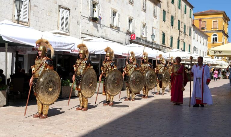 VELIČANSTVENA ATRAKCIJA U SINJU! GRAD ALKARA VRATIO SE U ANTIČKO DOBA. SINJANI I GOSTI ZADIVLJENI…