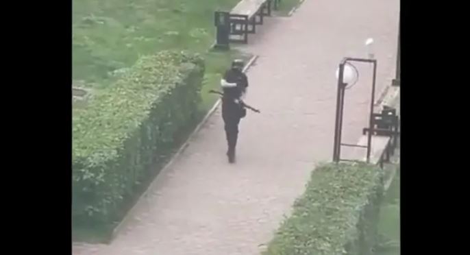 VIDEO: Pucnjava “Vuka samotnjaka” na Sveučilištu u Rusiji, ima mrtvih! Studenti skaču s prozora