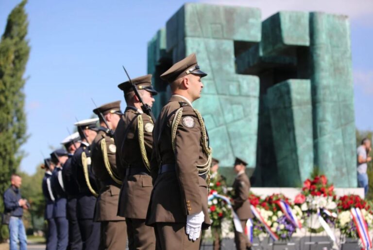 Obilježavanje 30. obljetnice Bitke za Vukovar.U čast 30. obljetnice Bitke za Vukovar, na vrhu vukovarskog Vodotornja, jednog od ratnih simbola obrane Vukovara, pripadnici Hrvatske vojske i policije podignuli su zastavu Republike Hrvatske