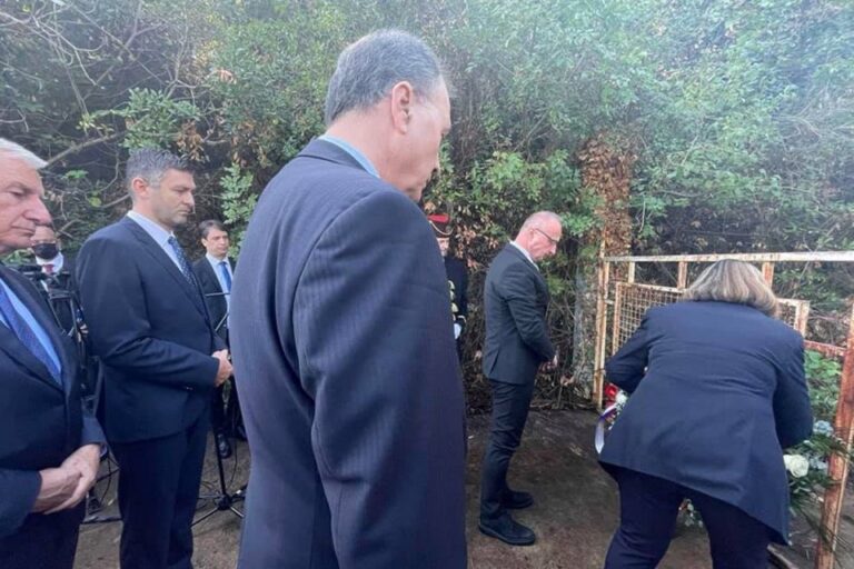 FOTO Delegacija Hrvatske i Crne Gore zajedno položile vijenac na ulaz u zloglasni logor mučilišta i smrti Morinj