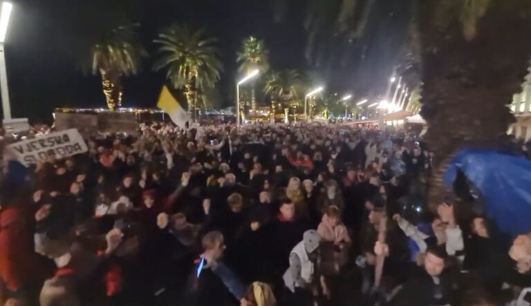 (VIDEO)OKUPLJANJE HRVATSKOG NARODA NA PREPUNOJ SPLITSKOJ RIVI, 14.11.2021. – STOP COVID POTVRDAMA! OVDJE SMO I CIJEPLJENI I NECIJEPLJENI… ALI STOP TOTALITARISTIČKIM COVID POTVRDAMA…DOSTA JE…