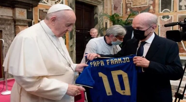 (FOTO) SVEČANOST- GNK DINAMO NA AUDIJENCIJI KOD PAPE FRANJE U VATIKANU!…URUČILI MU PRIGODNE POKLONE…