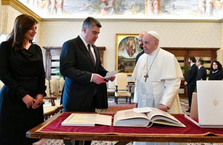 VIDEO Predsjednik Milanović papi Franji darovao glagoljaški misal. Nije bilo govora o kanonizaciji blaženog kardinala Alojzija Stepinca.