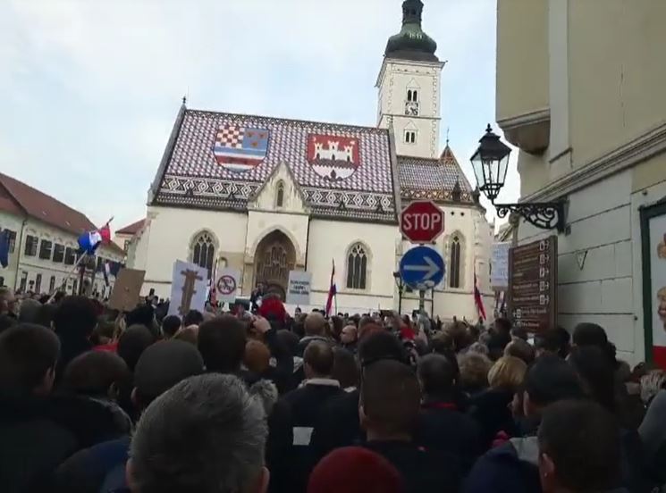 FOTO-VIDEO Veliki prosvjed na Trgu sv.Marka protiv uvođenja Covid potvrda…Jesam li neodgovoran ako sam zdrav? Zaplješćimo našoj Hrvatskoj policiji…