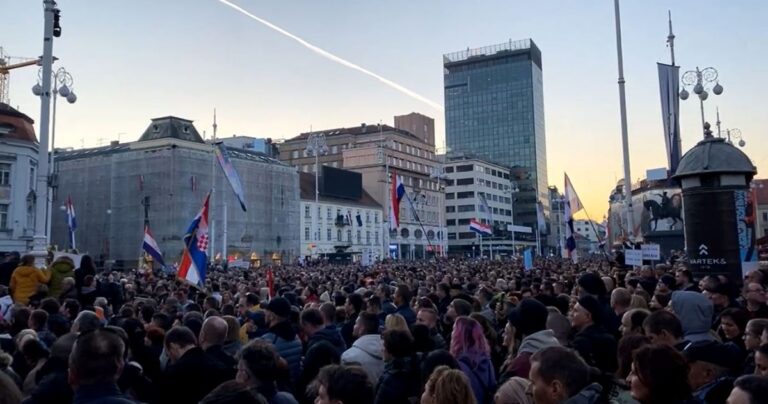 (FOTO-VIDEO)UŽIVO – ZAGREB: MASOVNI PROSVJED HRVATSKOG NARODA, STOP COVID POTVRDAMA…NEPREGLEDNE KOLONE I PUN TRG BANA JELAČIĆA…