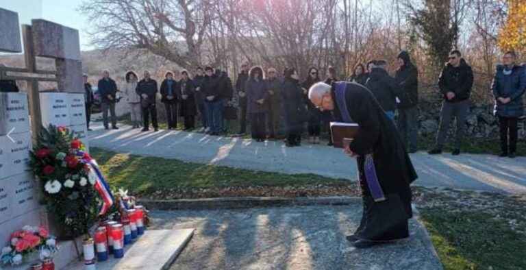 FOTO Pripadnici Milicije “SAO Krajine” počinili su Božićni masakr Marinovića! Ubili su 11 civila u mjestu Bruška-zaseok Gornji Marinovići. Nitko od  političara državne razine nije bio na ovoj tužnoj 30 obljetnici svirepog ubojstva Hrvata…