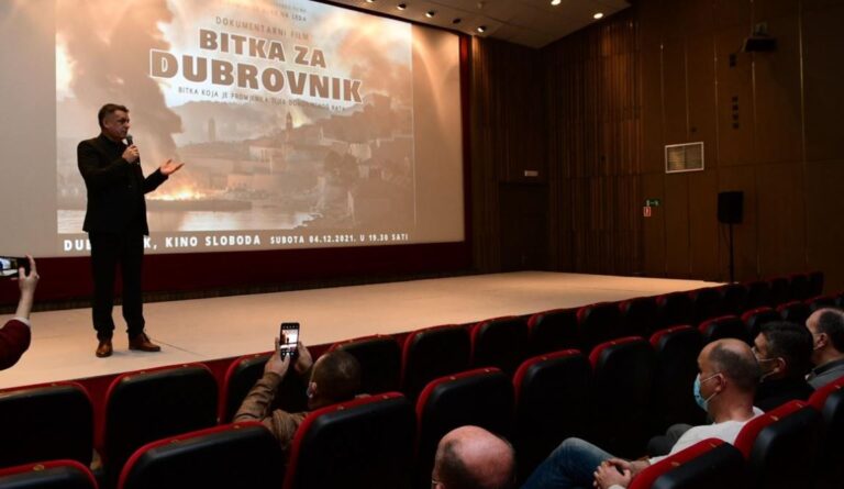 CJELOVIT PRIKAZ RATNE AGRESIJE Premijerno prikazan film ‘Bitka za Dubrovnik’.Ovaj film je važan upravo zbog toga da bismo pamtili, ne samo oni koji su bili svjedocima stradanja grada, nego da bi pamtili mladi…