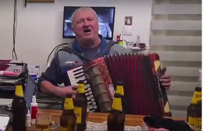 SRPSKO LICE S TJERALICE  (VIDEO) TRAŽE GA ZBOG UBOJSTVA RUSKIH NOVINARA ’91: On pjeva o ‘čiča Draži’ četničkim bajunetama i pozdravlja Dodika…