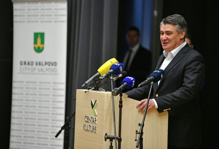 FOTO Predsjednik RH Milanović u Valpovu: Briga za hrvatske interese moj je jedini posao…Naši branitelji, ljudi koji su za Hrvatsku riskirali i ginuli možda jesu sanjali o nekakvoj Europskoj uniji, ali prije svega o Hrvatskoj.