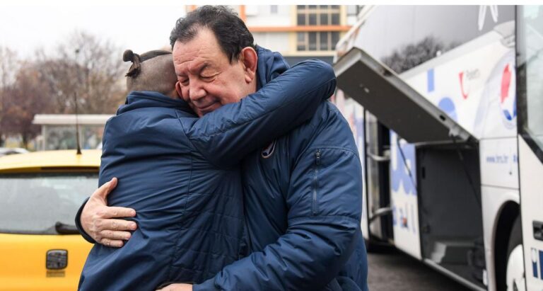 (VIDEO) EMOTIVNA ISPOVIJEST TRENERA HRVATSKIH RUKOMETAŠICA; “Hrvatska je siromašna! Jedna igračica košta sedam tisuća eura, jedva imamo za njih 16”