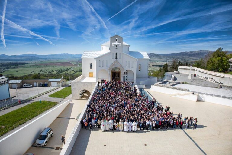 VIDEO Poslušajte kako to snažno zvuči kada HRVATSKU HIMNU pjeva 200 svećenika