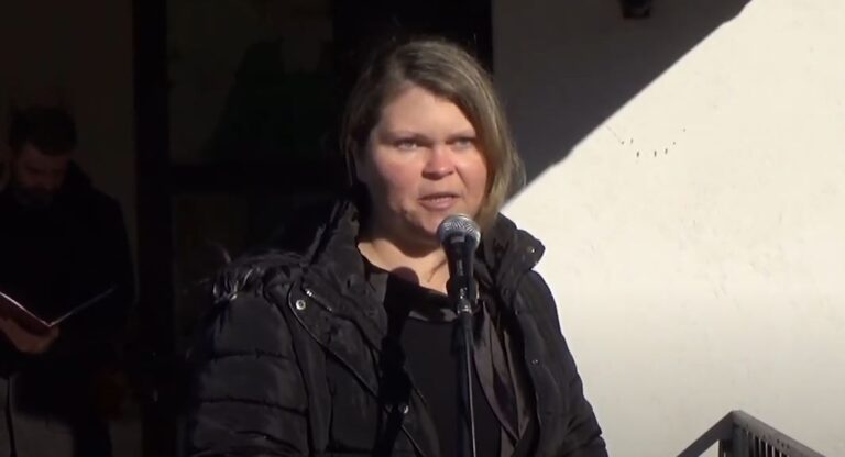 BUČJE-POTRESAN VIDEO-VOLIM TE TATA!  Ivana Richter čita pismo tati koji je nestao u srpskom logoru Bučje 1991.!…Obećavam ovdje svima Vama da ovo mjesto neće biti zaboravljeno , dok god su djeca poginulih i nestalih hrvatskih branitelja živa!