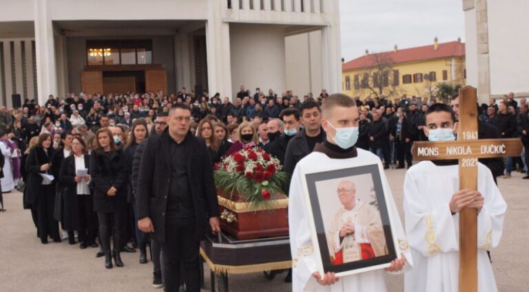 Sprovod mons. Nikole Dučkića…Don Nikolin život je primjer kako izvanjsko, materijalno siromaštvo nije prepreka ostvariti poslanje i duhovni, svećenički poziv