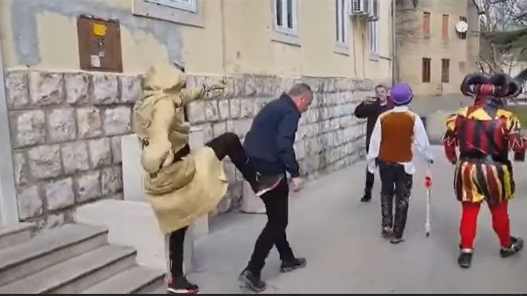 SINJ: VIDEO Gradonačelnik Miro Bulj izbačen iz zgrade poglavarstva, dobio nogu u gu*icu i pobjegao…