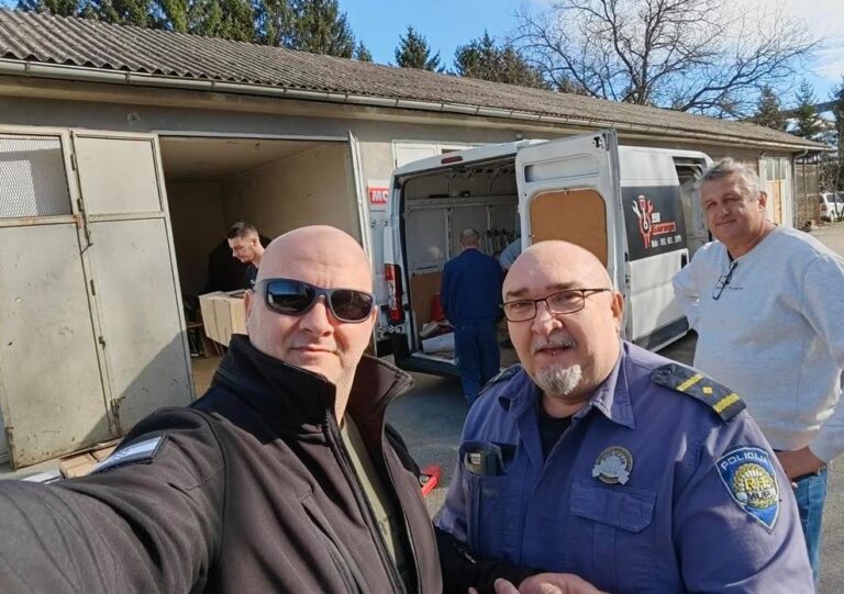 IPA Hrvatska Sekcija-U humanitarnoj akciji “Djeca pomažu djeci” učenici Osnovne škole Retfala s partnerima projekta prikupili su 4 palete knjiga za Gradsku knjižnicu i čitaonicu u Petrinji porušenoj u potresu…