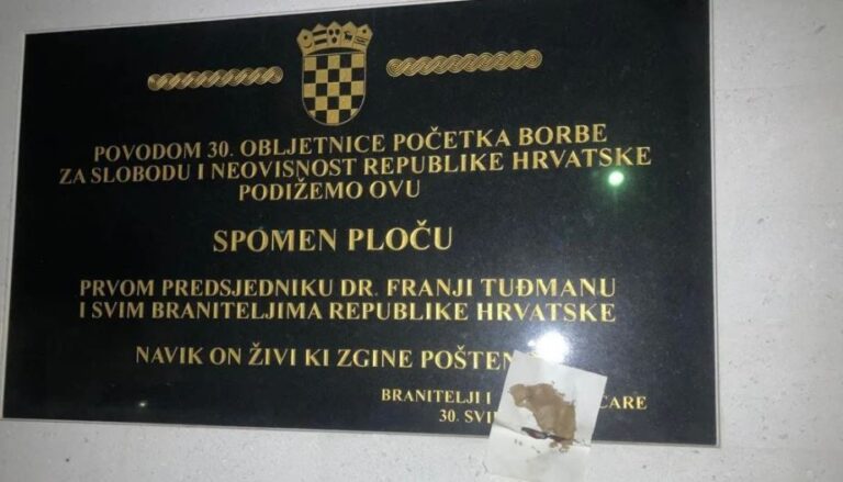 FOTO Netko se ‘olakšao‘, pa svojim izmetom namazao Spomenicu Domovinskog rata te spomen ploču Franji Tuđmanu i svim braniteljima u središtu mjesta! Evo što na to kažu ratni veterani