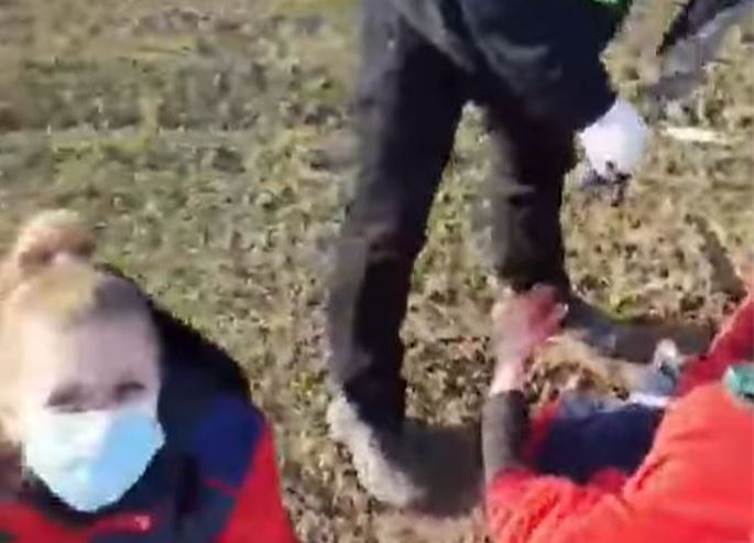 VIDEO Ruska vojska otvorila vatru i uništila vozilo hitne pomoći u kojem je prevožen civil!