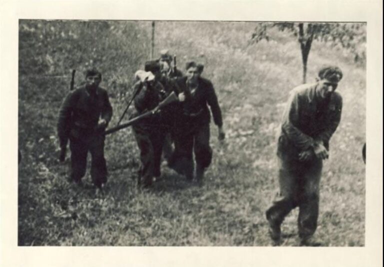 FOTO Titovi partizani vode zarobljenika svezanih ruku na stratište 1945. Možda netko prepozna svog oca, djeda ili pradjeda!