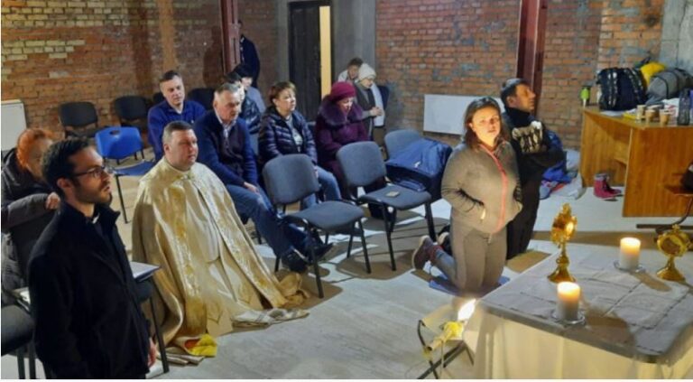 VIDEO Katolike u Kijevu ni granate ne mogu odvojiti od mise, pogledajte moćan video iz skloništa