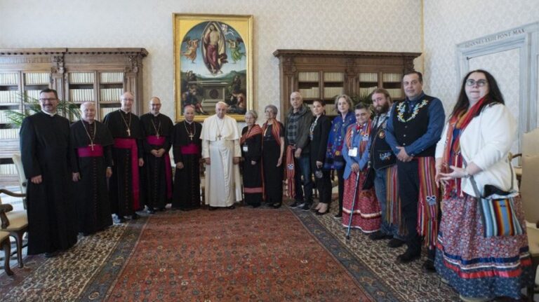 Papa Franjo se susreo s predstavnicima kanadskih domorodaca (kanadskih autohtonih stanovnika)…