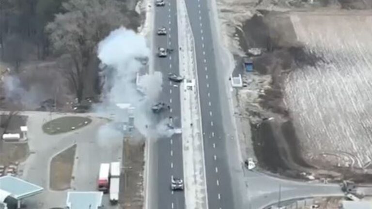 VIDEO Ukrajinski branitelji lako “riješavaju” agresorsku tenkovsku kolonu…Kako ih samo skidaju, počistili su punu cestu tenkova…