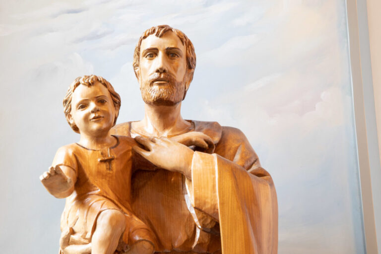 Sveti Josip: Naš uzvišeni model za sveto očinstvo. Pravi i autentični očevi imaju snažnu potrebu ugledati se na hrabrog i odlučnog svetog Josipa kao uzora i vodiča.