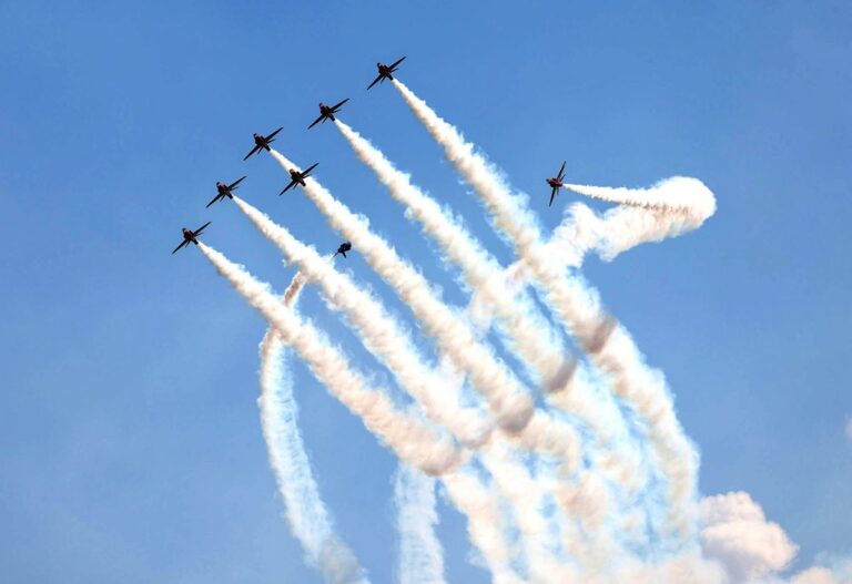 FOTO-Akrobatske grupe HRZ “Krila Oluje” i RAF Red Arrows, zajedničkim trenažnim letovima obilježili su 30. obljetnicu uspostave diplomatskih odnosa Ujedinjene Kraljevine i Republike Hrvatske