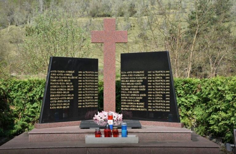 Konjic, smrt i mi! Istinita priča u kojoj nećemo spominjati imena!…Predaše nas 40 Njima! Civile vratiše u opkoljeno selo. A nas 40 dadoše smrti u živim tijelima!…Čuvam križ, križ čuva mene!